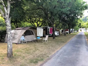 Emplacement - Emplacement Pour  Tente, Caravane Ou Camping-Car Incluant 1 Personne Et 1 Voiture. - Camping Municipal Le Bourniou
