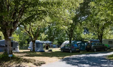 Emplacement - Emplacement Camping Avec Voiture, Tente Et Caravane - Camping Les Cascades
