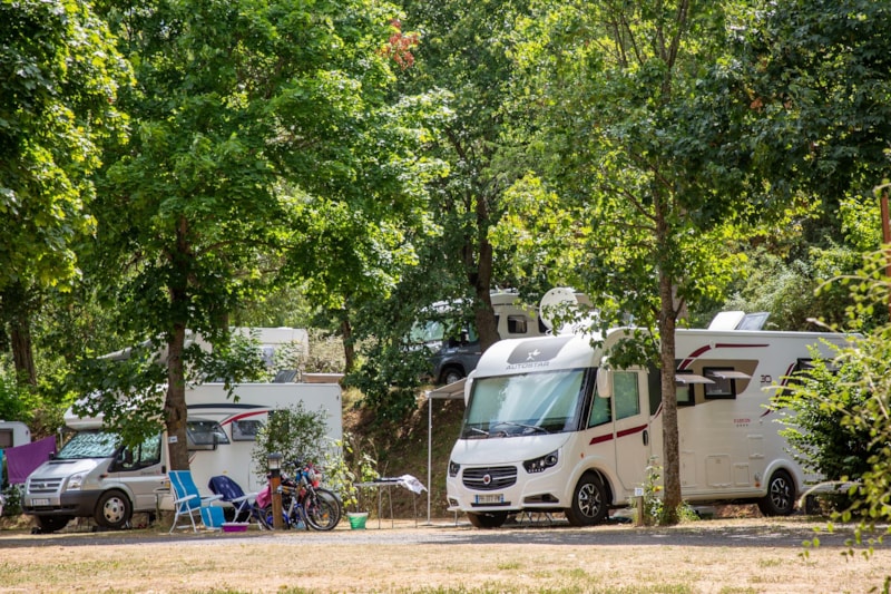 Forfait camping (emplacement, 2 personnes, 1 véhicule)