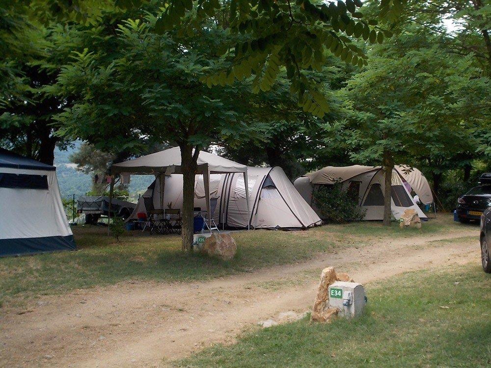 Emplacement - Emplacement 2 Pers: 1 Véhicule + Tente / Caravane / Camping-Car - Domaine Camping  Les Roches