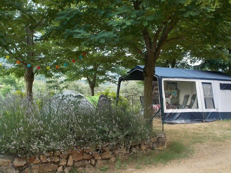 Emplacement 1 Ou 2 Personnes : 1 Véhicule + Tente Ou Caravane Ou Camping-Car