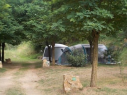 Kampeerplaats(en) - Pakket Alleen 1 Persoon: Voor Fiets Of Motor Met Kleine Tent Op Gedeelde Staanplaats - Domaine Camping  Les Roches