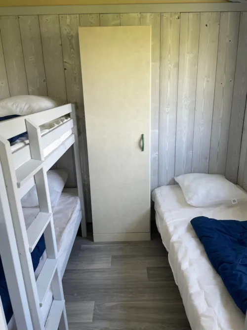 Accommodation - Chalet Cornas -32M²- 2 Bedrooms, 6 Single Beds With Reversible Air Conditioning - image n°5 - Domaine Camping  Les Roches