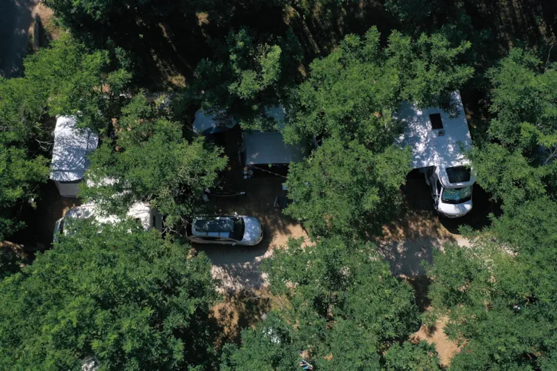 Emplacement 1 Ou 2 Personnes : 1 Véhicule + Tente Ou Caravane Ou Camping-Car