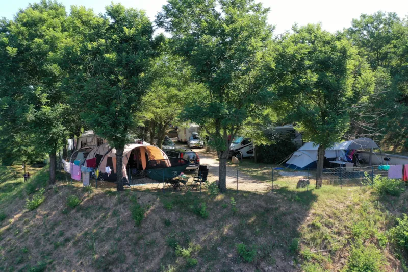 Emplacement 1 Ou 2 Personnes : 1 Véhicule + Tente Ou Caravane Ou Camping-Car