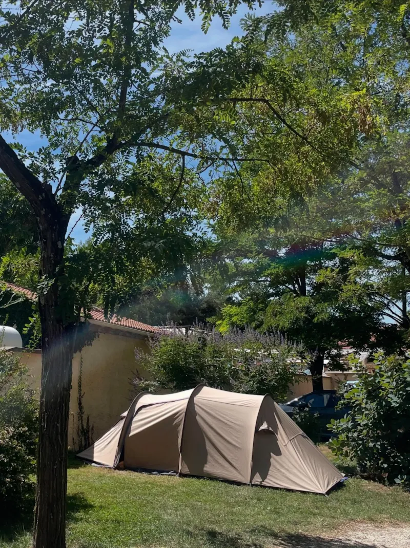 Emplacement 1 Ou 2 Personnes : 1 Véhicule + Tente Ou Caravane Ou Camping-Car