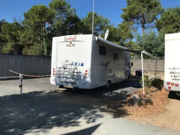 Stellplatz - Stellplatz Wohnmobil 35M² Auf Dem Parkplatz - Camping LES GENETS