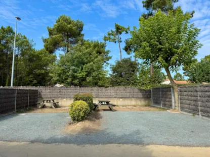 Emplacement Camping-Car 35M²  (Sur Le Parking)