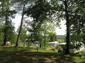 Emplacement - Forfait : Emplacement + Tente Ou Caravane - Camping Naturiste Le Coteau de l'Herm