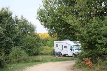Emplacement - Emplacement  Camping-Car - Camping Naturiste Le Coteau de l'Herm