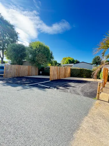Stellplatz - Stellplatz Wohnmobil 35M² Auf Dem Parkplatz - Camping LE CHATEAU