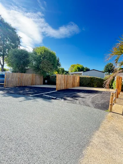 Emplacement Camping-Car 35M²  (Sur Le Parking)