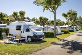 Stellplatz - Pauschale 2: Stellplatz Für 1 Auto Mit Strom 6A - Camping La Prairie ****