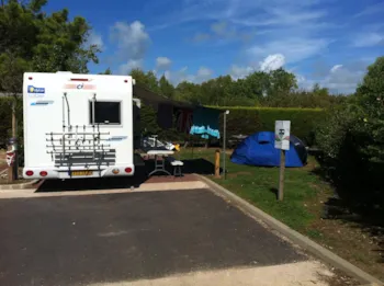 Stellplatz - Stellplatz Wohnmobil 35M² Auf Dem Parkplatz - Camping ACAPULCO