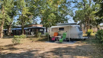 Stellplatz - Pauschale Für Stellplatz (2 Personen-Strom Und 1 Fahrzeug) - CAMPING LES VIOLETTES