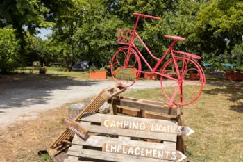 Stellplatz - Stellplatz Pauschale Wanderer Oder Radfahrer (1 Pers. Ohne Auto) - CAMPING LES VIOLETTES