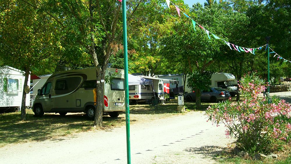 Kampeerplaats - Standplaats Tent Or Caravan 2 Men +1 Auto + Electriciteit - Camping La Résidence d'Eté
