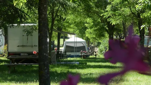 Emplacement - Emplacement Tente Ou Caravane Ou Camping Car 2 Pers + 1 Voiture + Électricité - image n°2 - Camping La Résidence d'Eté