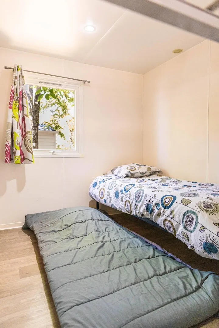 Accommodation - Cottage « La Petite Tribu » - 26 M² - 2 Bedrooms - 6 Pers - Plancha - image n°6 - Camping La Résidence d'Eté