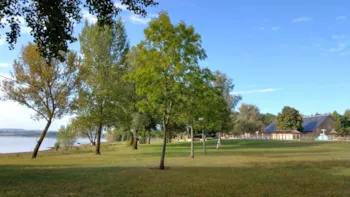 Stellplatz - Confort Pitch-Paket - Seeblick - Camping Le Caussanel