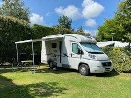 Kampeerplaats(en) - Forfait Camper (Met Afvoer) - Camping Le Champ Neuf