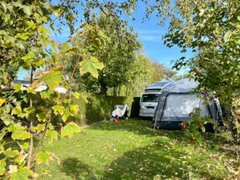 Stellplatz - Pauschale Détente (1 Auto, 1 Zelt) - Camping Le Champ Neuf