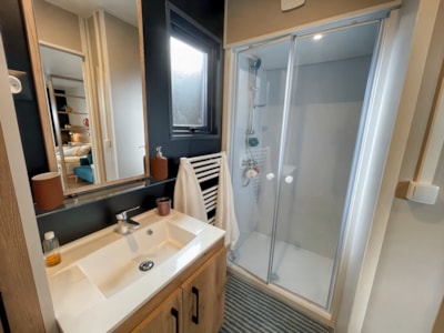 VIP mobile home (private spa + covered terrace + dishwasher)