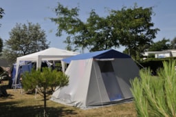 Stellplatz - Forfait B Caravane / Camping Car 2 People + Vehicle + Electricity - Camping Le Beaulieu