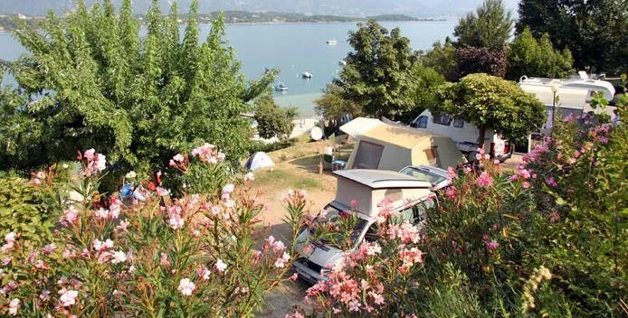 Emplacement + Tente, Caravane Ou Camping-Car + 1 Véhicule + Électricité
