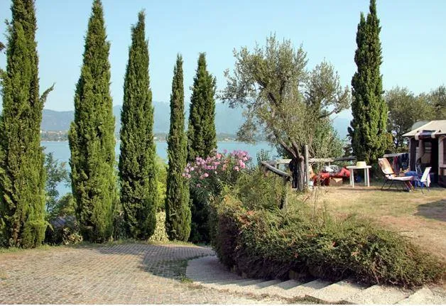 Emplacement Avec Vue Sur Le Lac + Tente, Caravane, Camping-Car + 1 Véhicule + Électricité