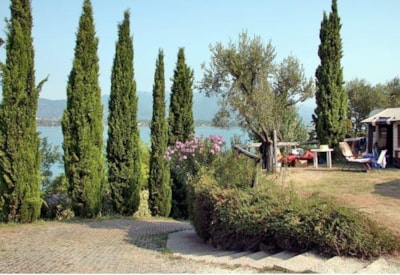 Pitch with lake view + tent, caravan or camping-car + 1 vehicle + electricity — 3