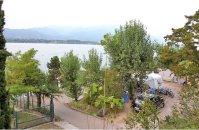 Pitch Special Senior + tent, caravan or camping-car + 1 vehicle + electricity — 4