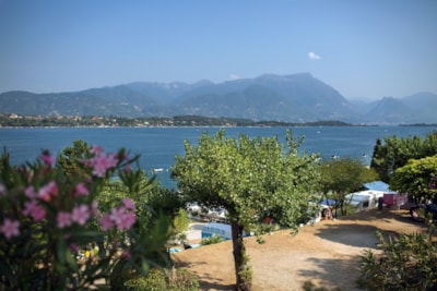 Pitch with lake view + tent, caravan or camping-car + 1 vehicle + electricity — 1
