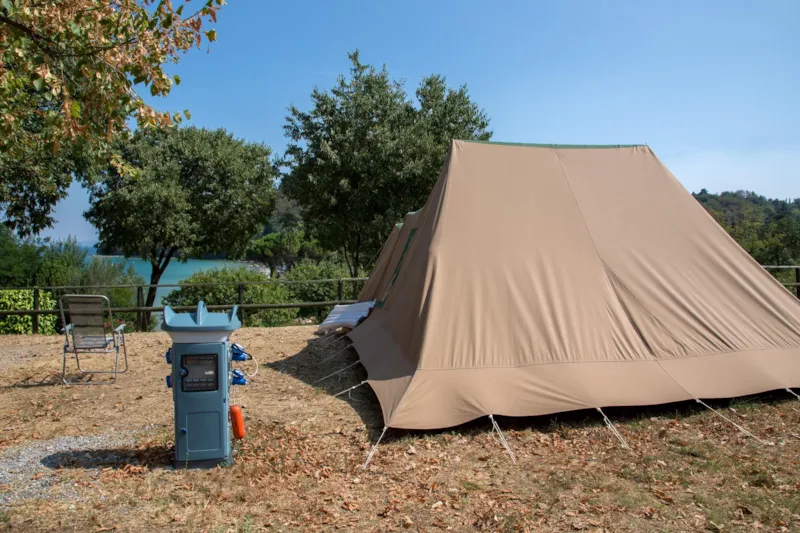 Emplacement + Tente, Caravane Ou Camping-Car + 1 Véhicule + Électricité