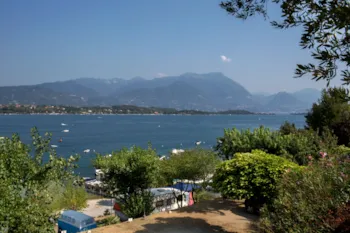 Stellplatz - Stellplatz Mit Seeblick Plus - Camping La Rocca