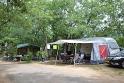 Stellplatz - Standard Stellplatz + Strom + Fahrzeug - Camping Yelloh! Village - Ranc Davaine
