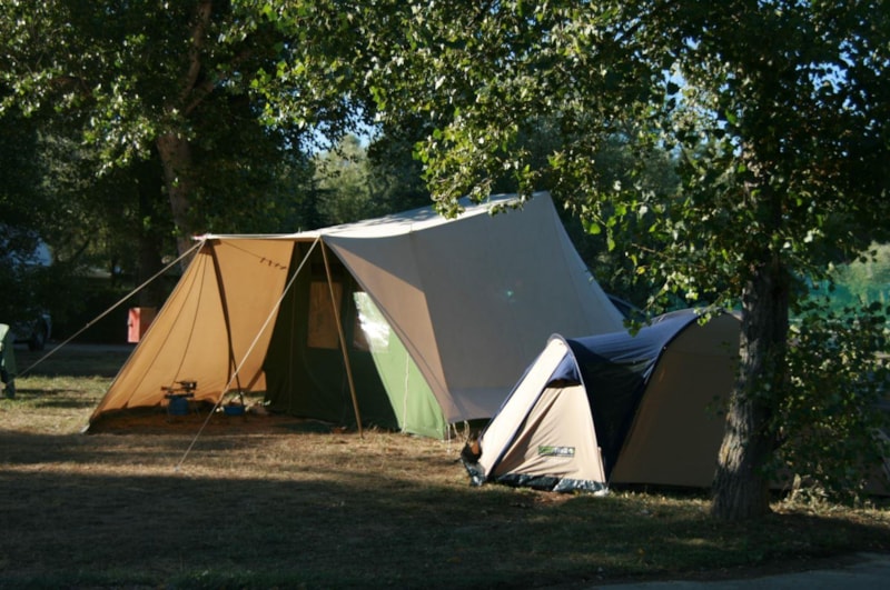 Emplacement Simple avec électricité (pour tente)