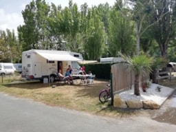 Emplacement - Forfait 2 : Emplacement + 1 Véhicule + Électricité 6 A - Camping Domaine des Salins