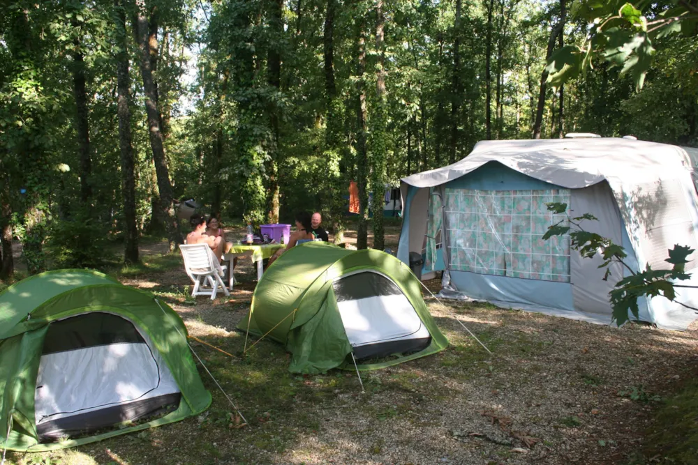 Parcela en camping Confort + vehículo + electricidad
