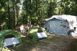 Stellplatz - Camping Stellplatz Confort + Fahrzeug + Strom - Camping L'Evasion