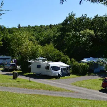 Stellplatz - Stellplatz >=110M² - Château de Lacomté