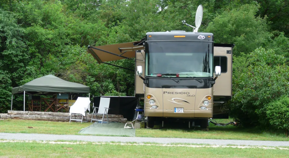 Emplacement - Emplacement Rv Freedom : Camping-Car Style American - 135M² Minimum (Voiture Fournie Minimum 3 Jours - Château de Lacomté