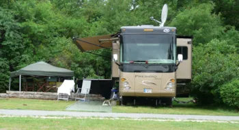 Stellplatz - Stellplatz Rv Freedom >=135M² (Car Included) - Château de Lacomté