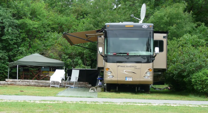 Emplacement Rv Freedom : Camping-Car Style American - 135M² Minimum (Voiture Fournie Minimum 3 Jours