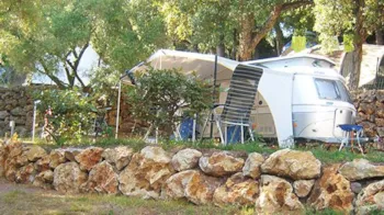 Stellplatz - Stellplatz Terrasse - Wohnwagen, Wohnmobil, Zeltanhänger - Camping Les PHILIPPONS