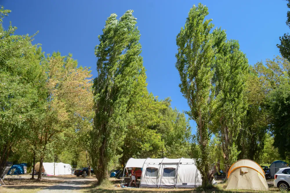 Standplaats : auto + tent, caravan of kampeerauto