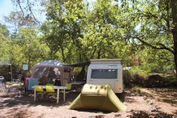 Stellplatz - Stellplatz Wohnwagen / Großes Zelt + 1 Auto + 10A - Camping Le Parc