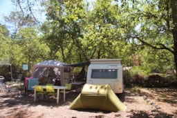 Kampeerplaats(en) - Kampeerplaats Caravan / Grote Tent + 1 Auto + 10A - Camping Le Parc