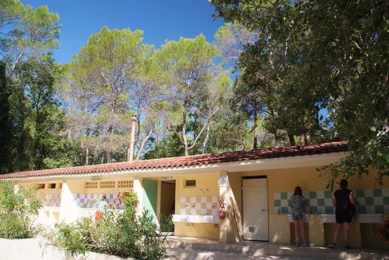 Emplacement Caravane / Tente + 1 Voiture + 10A