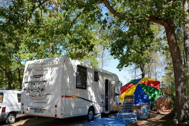 Emplacement Caravane / Tente + 1 Voiture + 10A